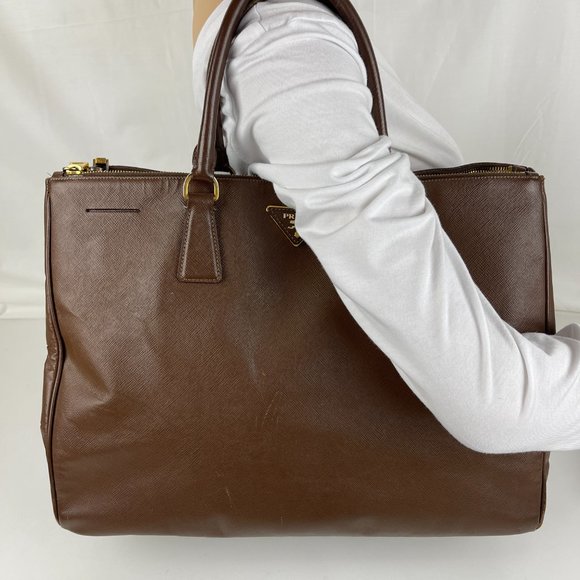 Prada Saffiano Lux Extra Large Brown Leather Zip Tote - Authenticity Certified - Picture 3 of 16